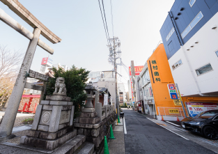 大須商店街からお越しになる場合には、三輪神社さんを目印としてお越しください。オレンジ色の壁が目印です。