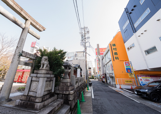 大須商店街からお越しになる場合には、三輪神社さんを目印としてお越しください。オレンジ色の壁が目印です。