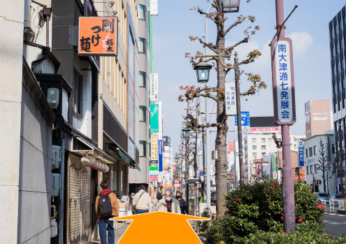 栄方面にまっすぐ進みます。