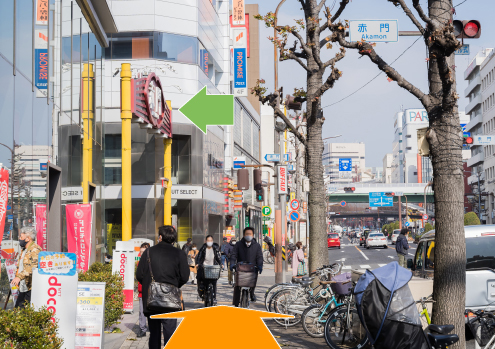 赤門が左手に見えてきます。