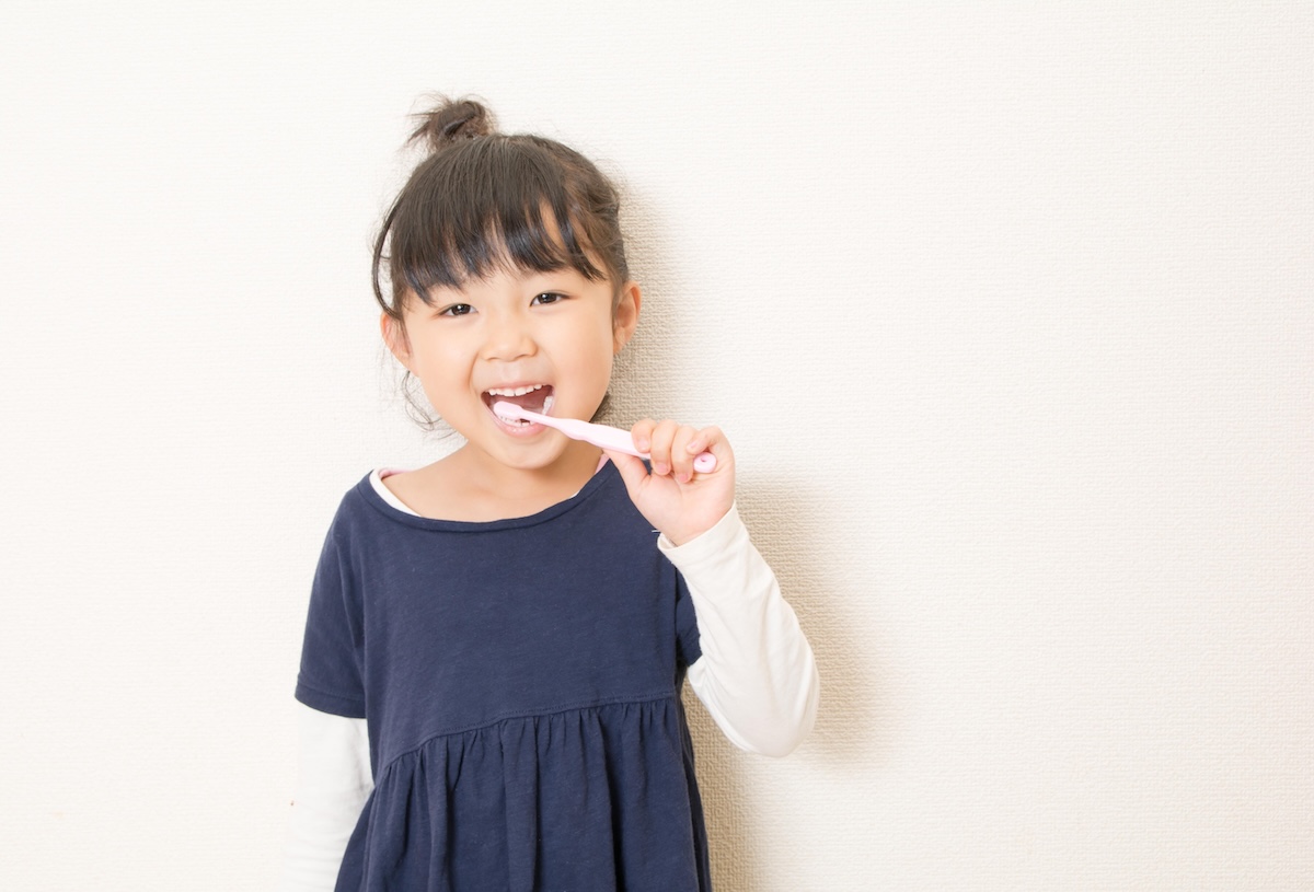 歯磨きする子供