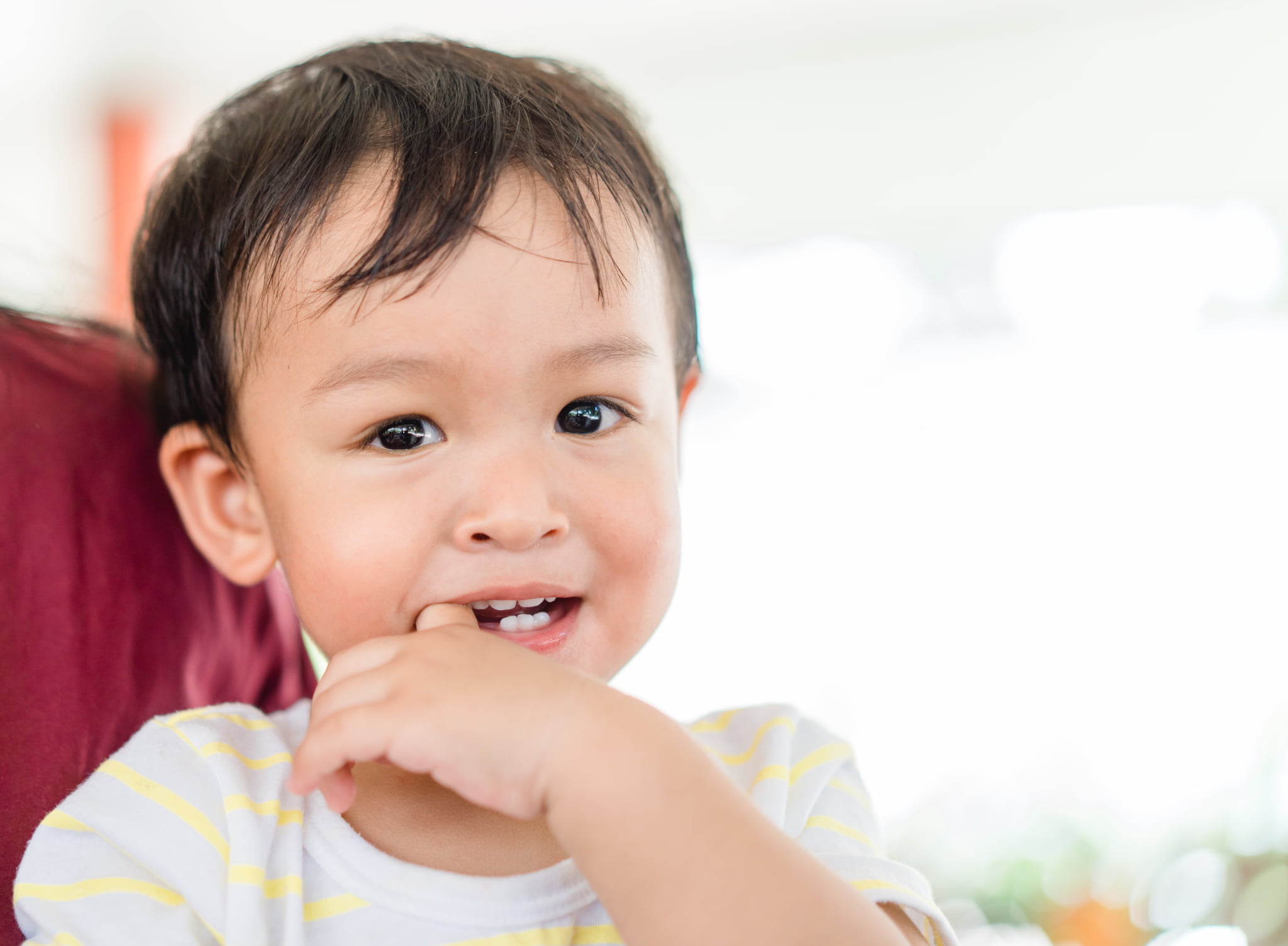 歯並びが悪くなる原因の指しゃぶりをする子ども