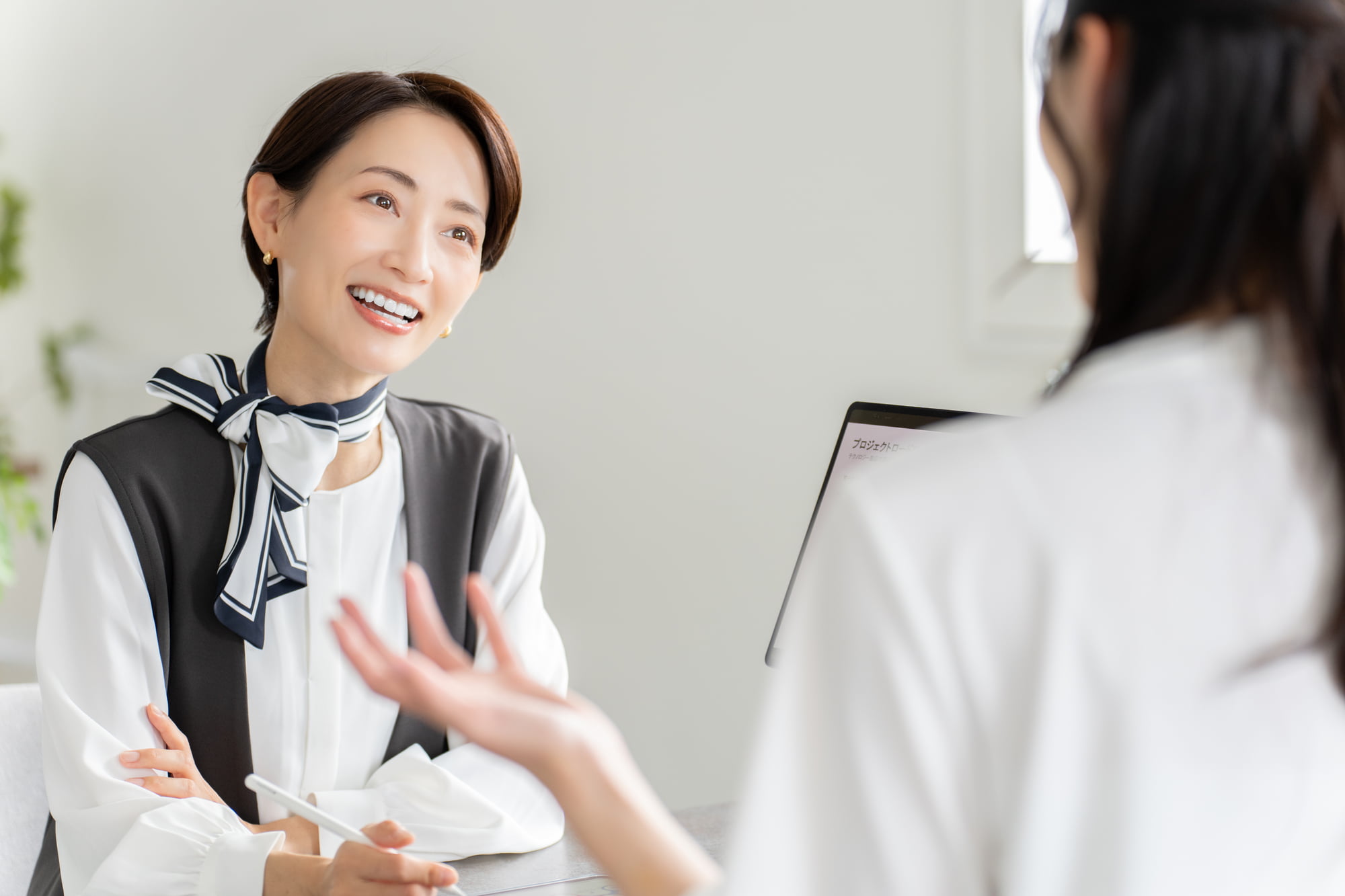 笑顔で仕事をしている女性