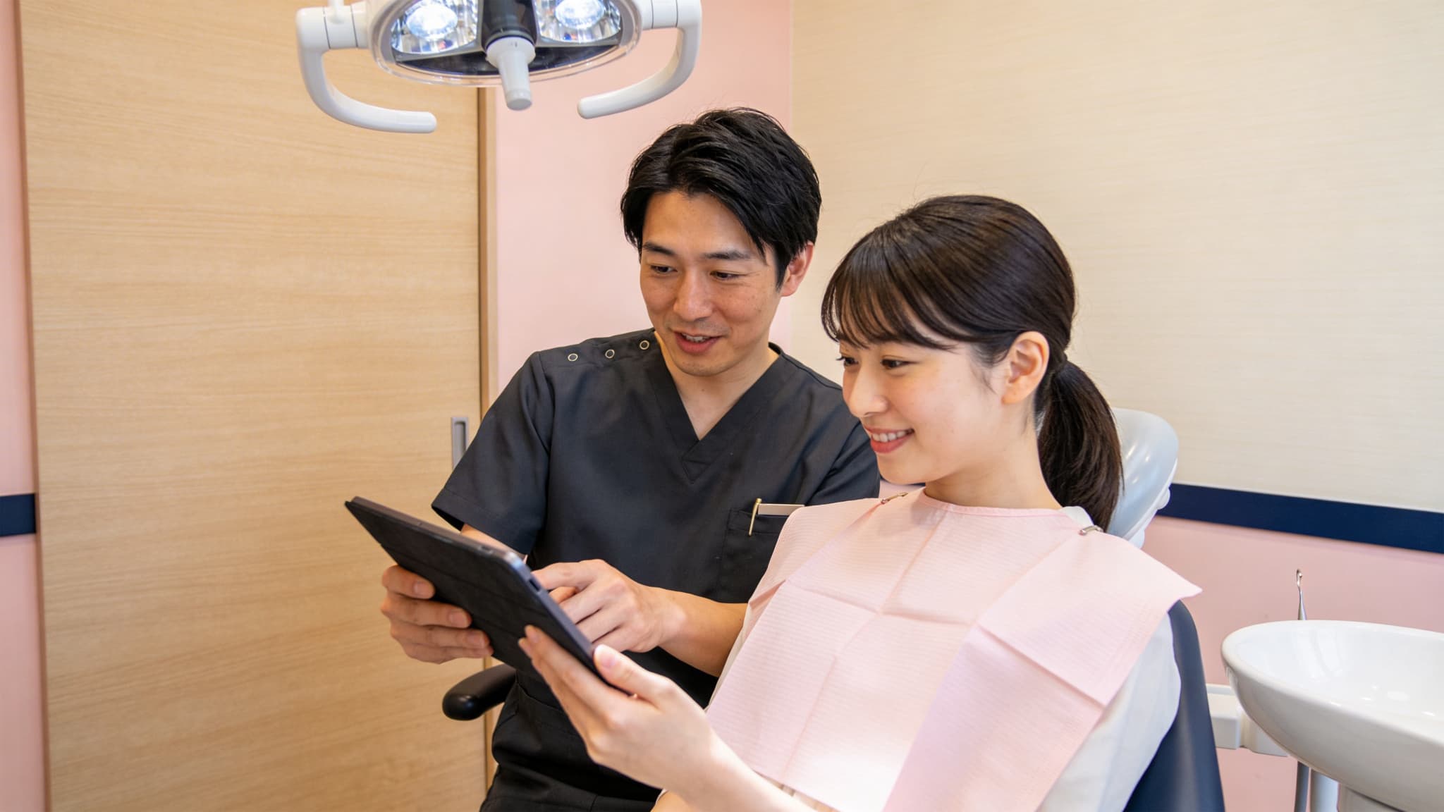 根管治療の費用について説明を受ける女性