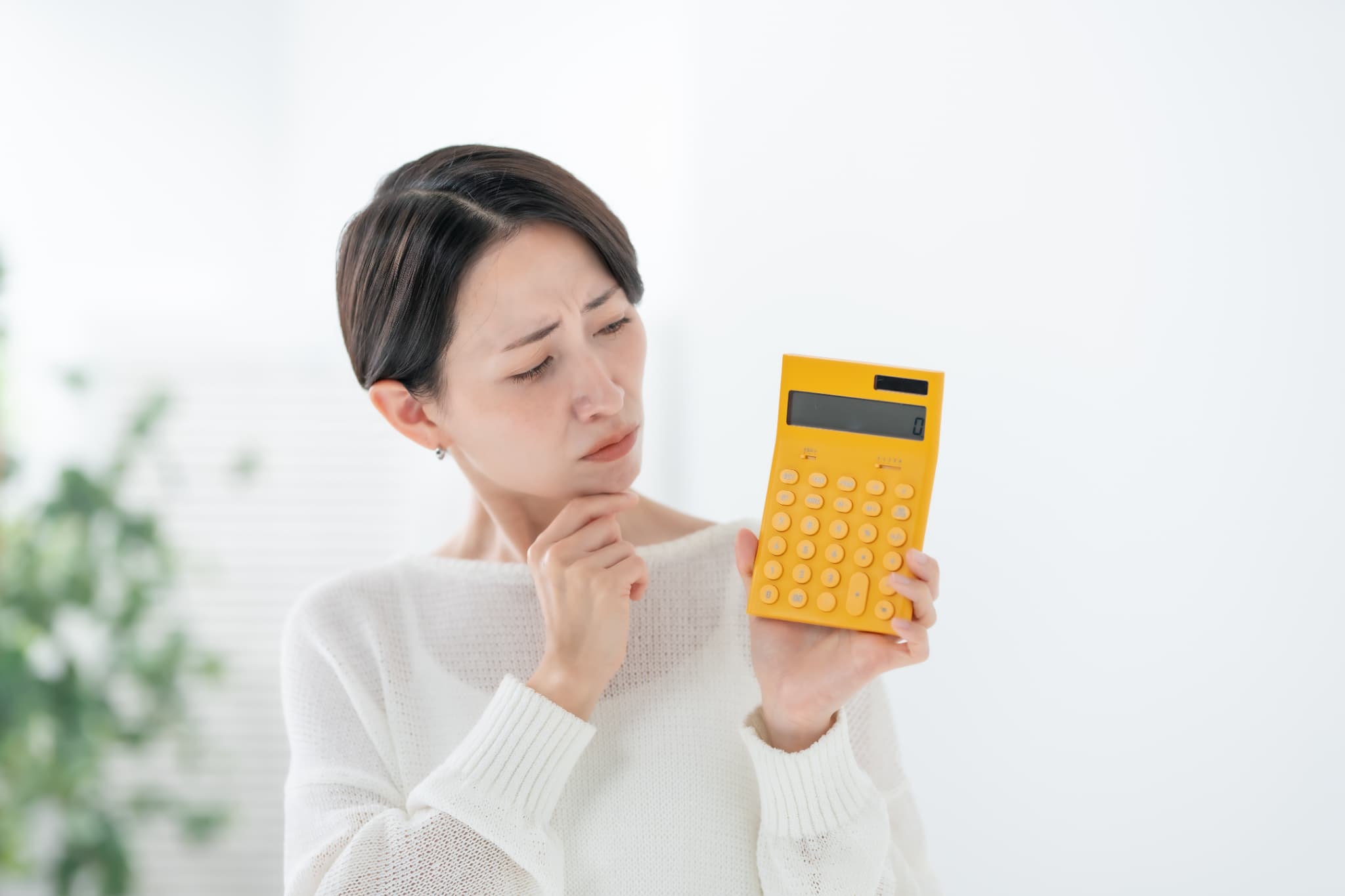 根管治療の費用を考える女性